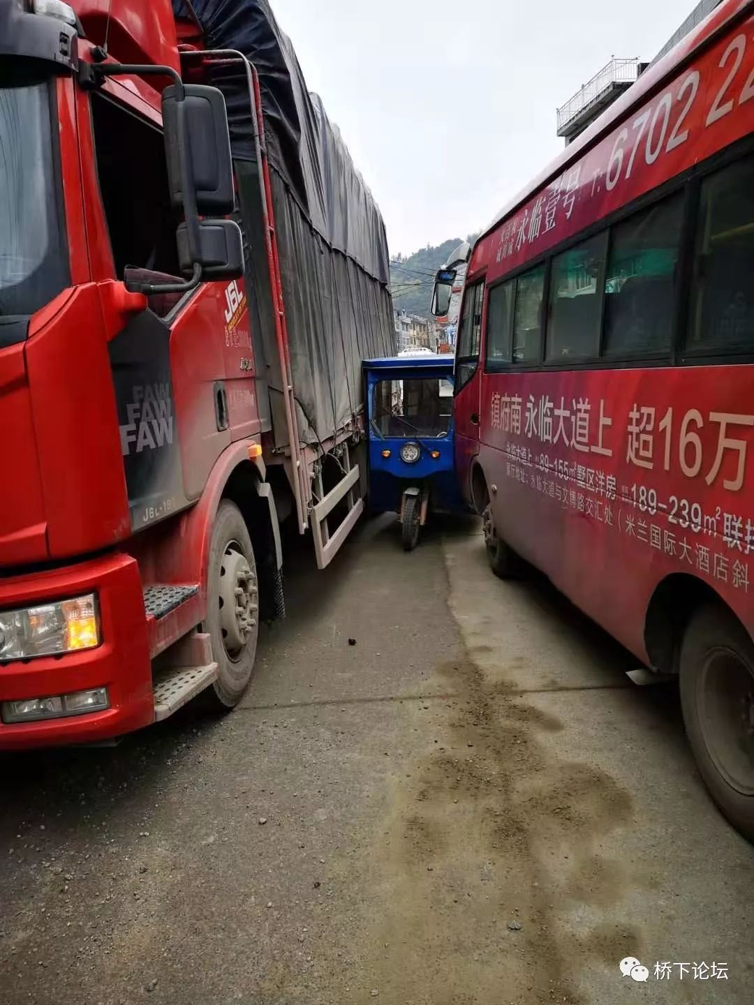 永嘉桥下镇这辆小轮车不规范不遵守交通抢道的结果那就是夹心饼干