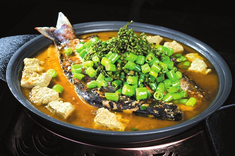 而在重庆大渡口区新开的百味·樵鱼,有别于万州烤鱼,无论是制作方法