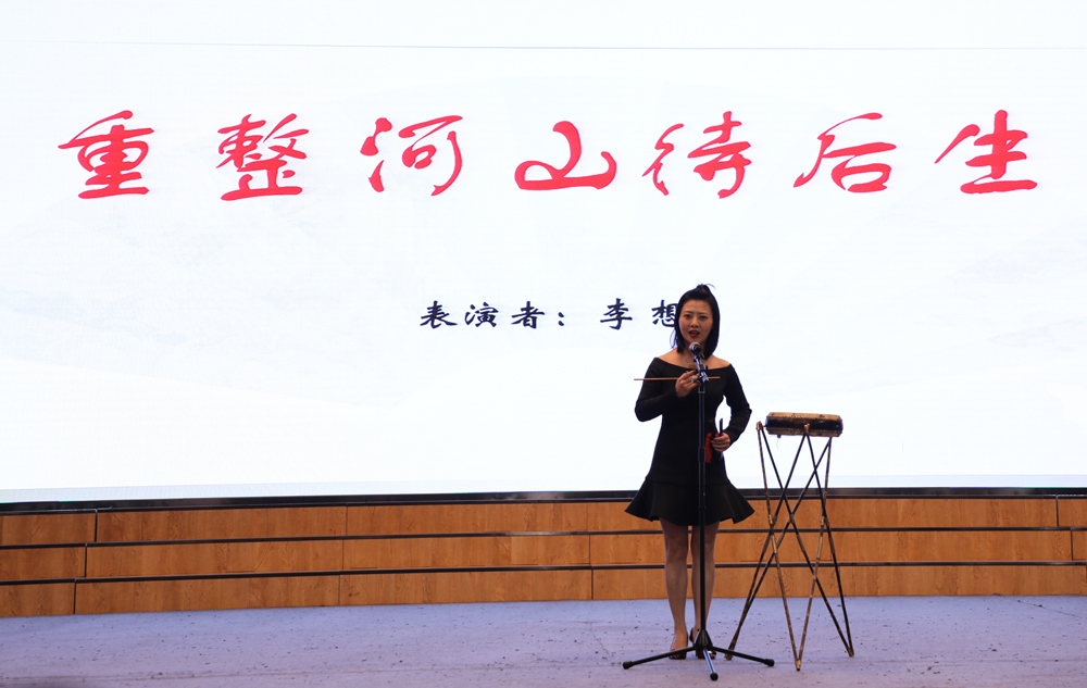 授課教師李賓攜學生表演京東大鼓《讓座》(北京曲藝團供圖)活動中