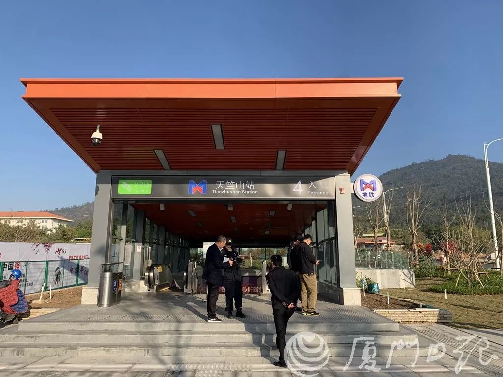 期待激动人心的开通时刻许多市民就等在地铁口今天一早共同迎接厦门"