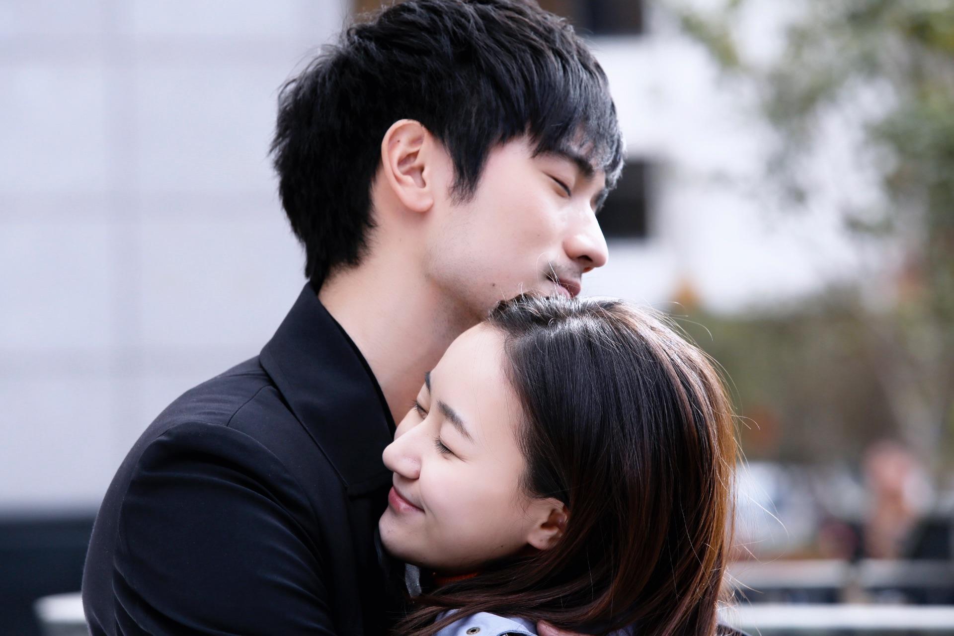 高以翔要求焦俊艳背对观众坐他腿上得知原因后网友感慨好细心