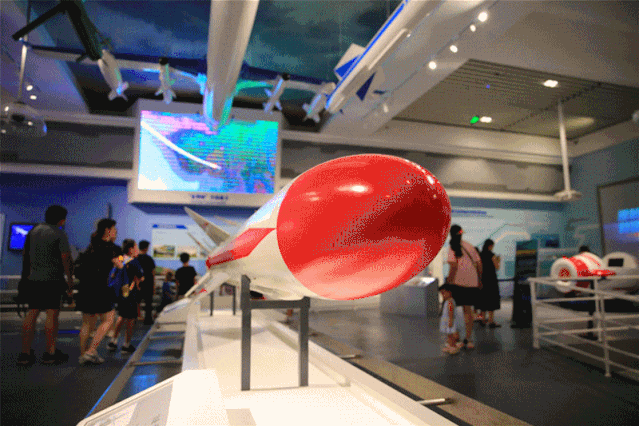 走进军博高大的空军展厅,歼击机,强击机,轰炸机,无人机