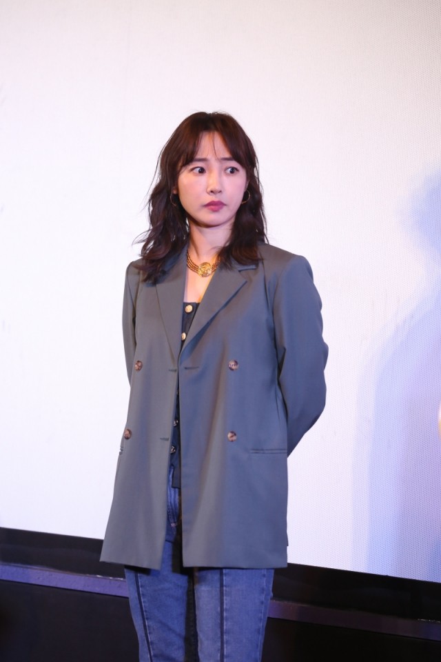 白百何近照变化大,硬塞紧身裤穿出"莲藕腿",35岁女神气质全无_身材