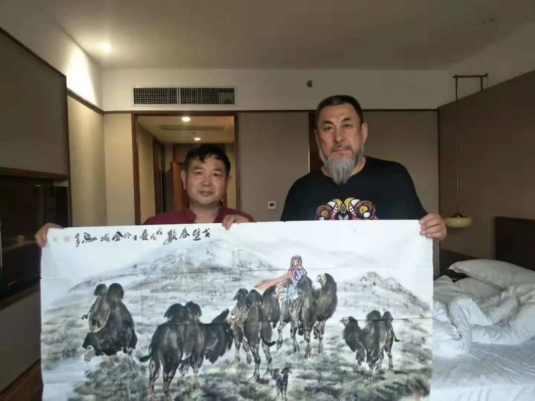 家马胄合影马胄,1989年毕业于新疆美术学院美术系,师从著名书画家舒