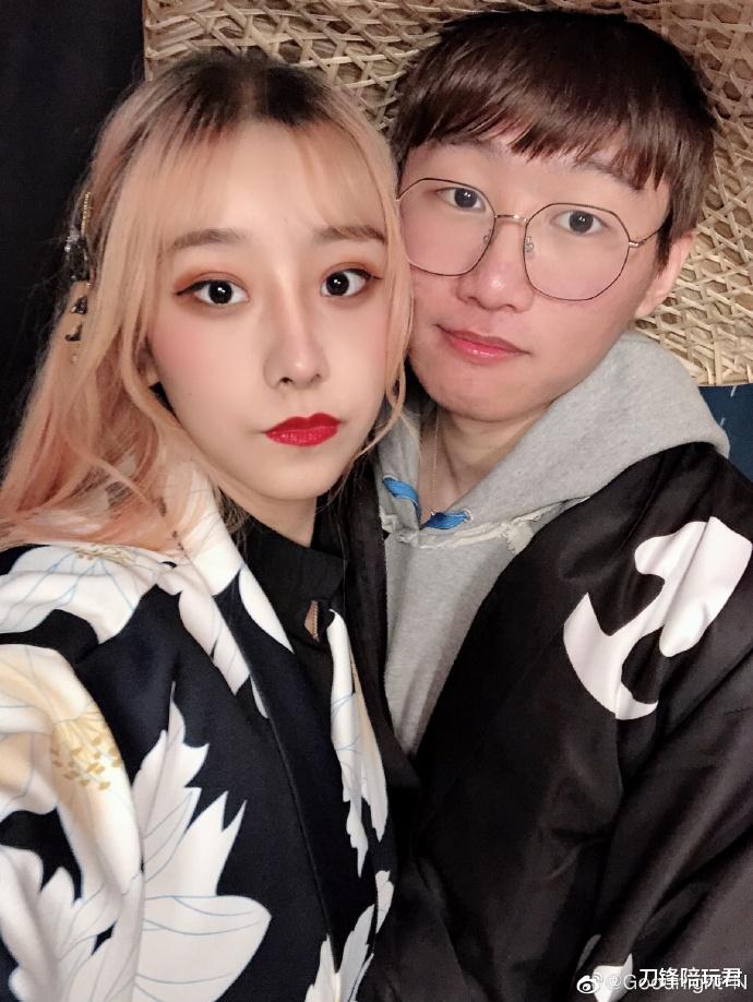 宁王女友发合照秀恩爱结果却暴露她刻意炫富网友吐槽真没必要