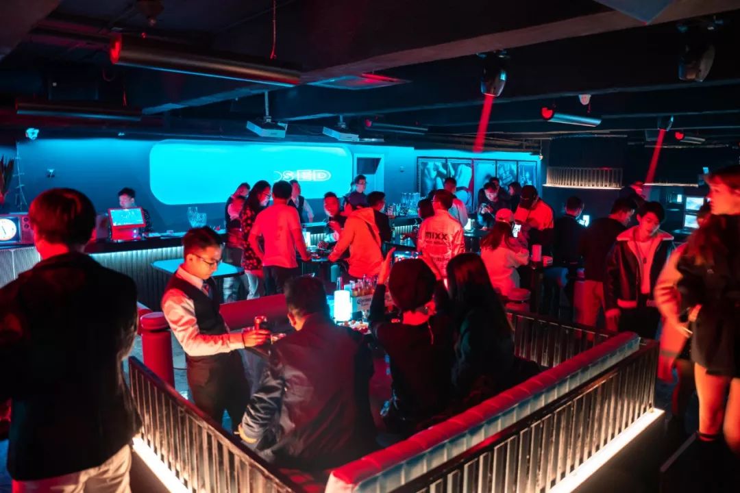 闪烁的霓虹灯,银色的迪斯科球,老旧的电视机,还有年代感十足的蓝色