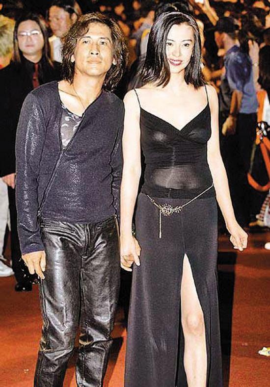 "(王祖贤身高172cm)齐秦亲自去台北机场接王祖贤,穿着牛仔裤松垮垮的