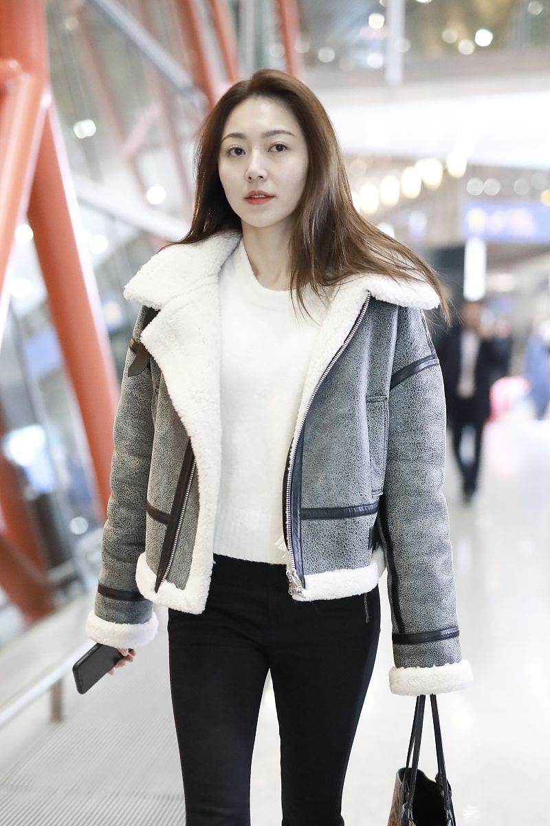 原创黄梦莹衣品值得学习大玩上短下长秀身材冬天也能又飒又美