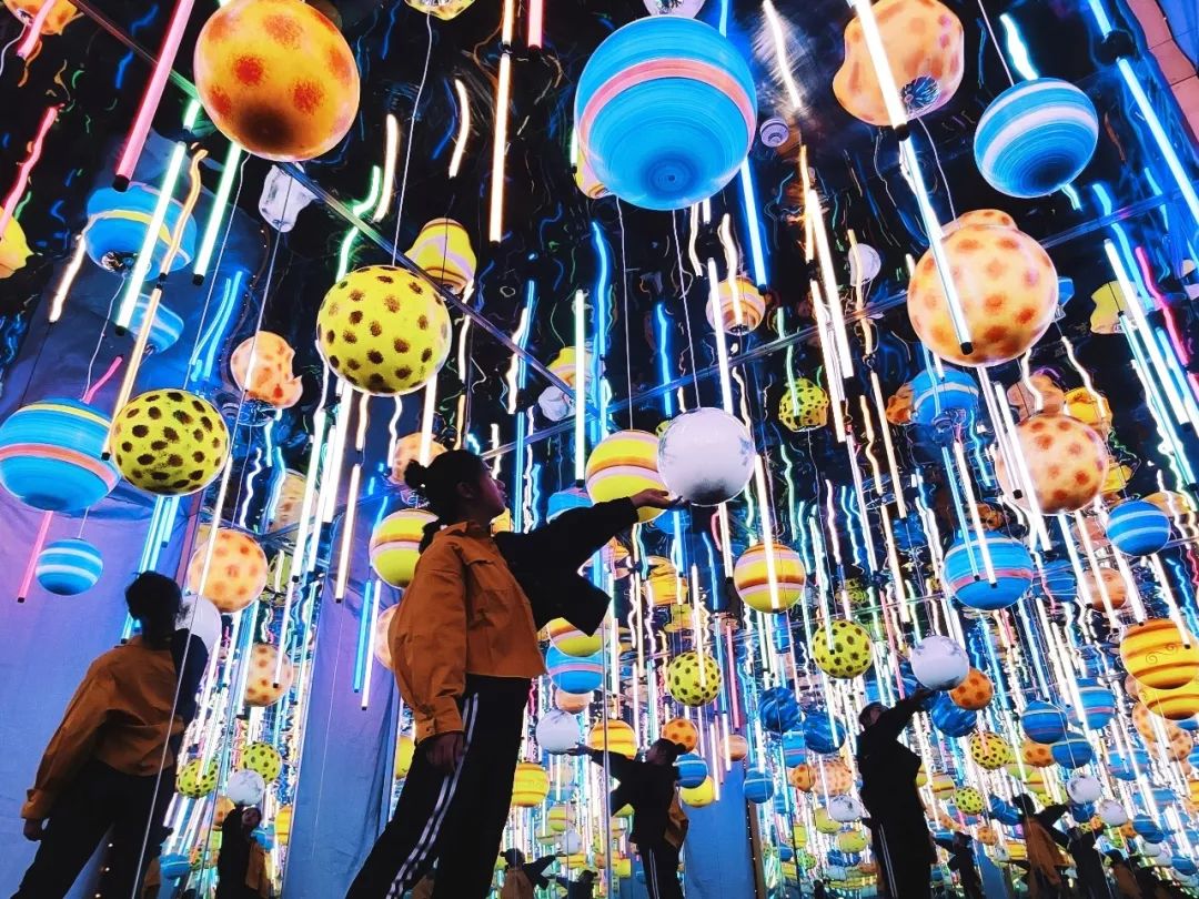 普通网红打卡点没创意?锦鲤星空艺术馆了解一下?