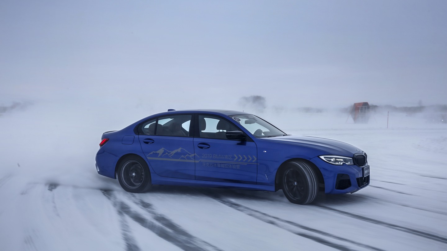 听说后驱车冰雪漂移很帅那开bmw3系该怎么漂呢