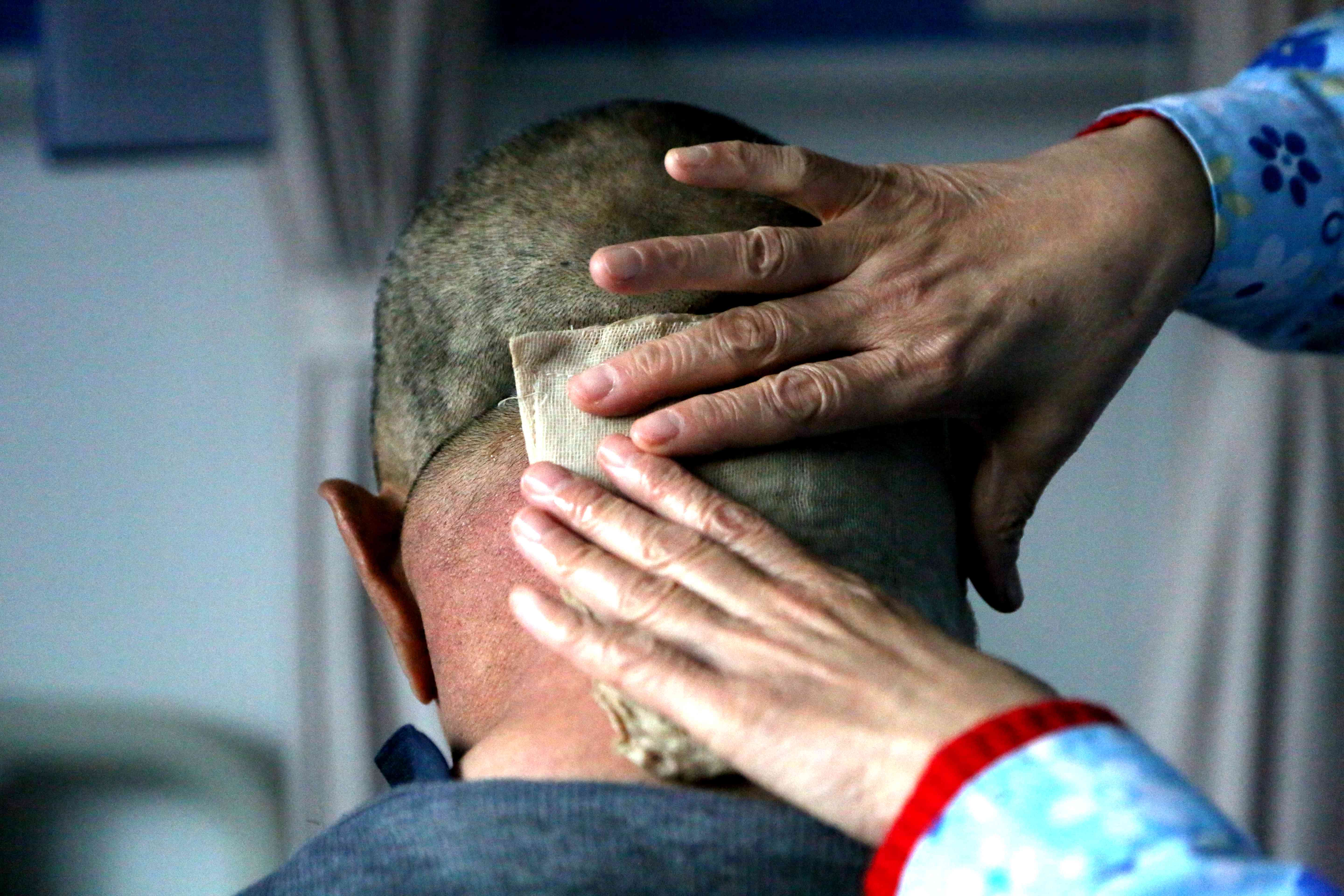 65岁老人患疑难肿瘤无法手术无法治疗痛苦不堪