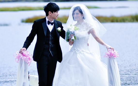 在2014年领证结婚,并且在年底举办了婚礼,婚礼也是由何炅主持的