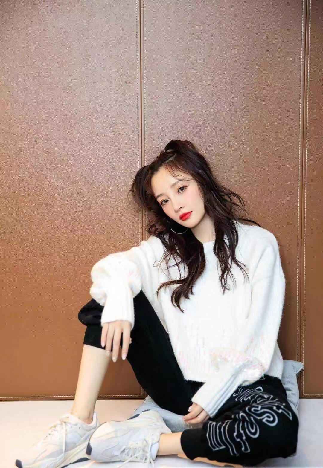 原创李小璐近况惨兮兮!打扮性感搭话好友却遭无视,神色暗淡独自离去