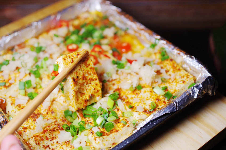 闽南宗祠古厝,川味把把烧在大红灯笼中,开启烧烤江湖