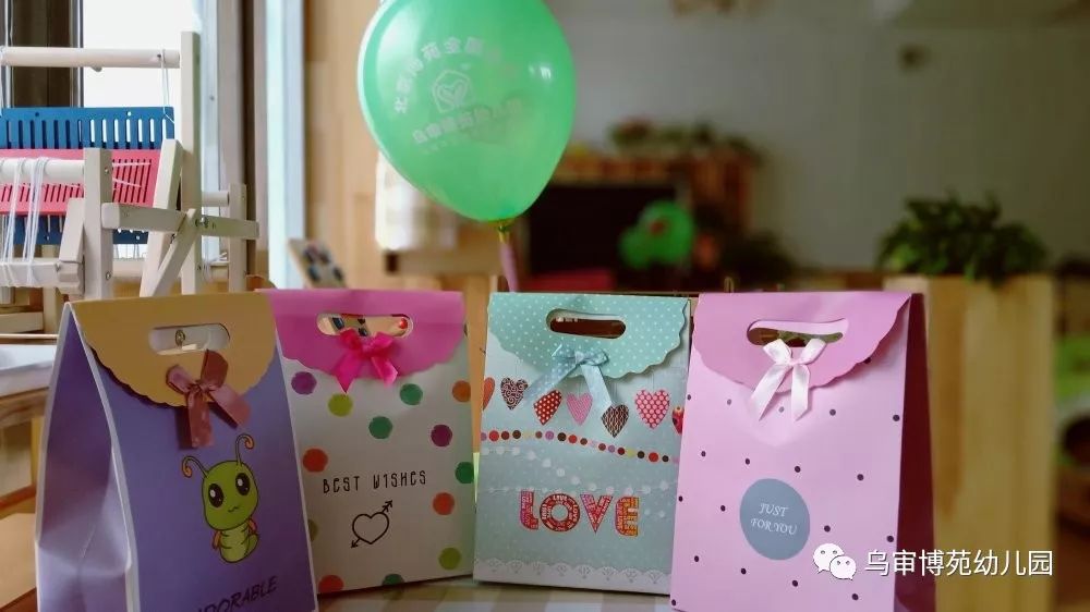 圣诞节又称耶诞节,译名为"基督弥撒",它源自古罗马人迎接新年的农神节