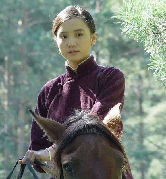 她10岁出道为父还债,坐月子惨遭富豪老公家暴,27岁就撒手人寰_宋汶霏