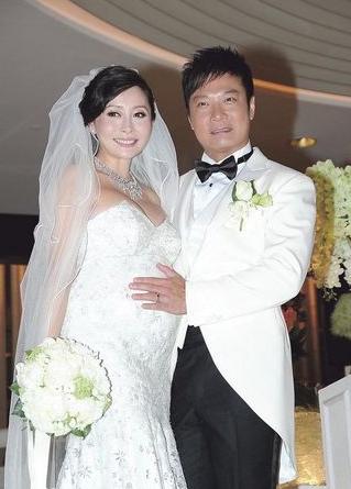 佘诗曼与七魔女成员共庆圣诞手舞足蹈超开心全场就她单身