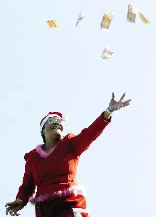 男子抢银行后当街撒钞票，高喊“圣诞快乐”
