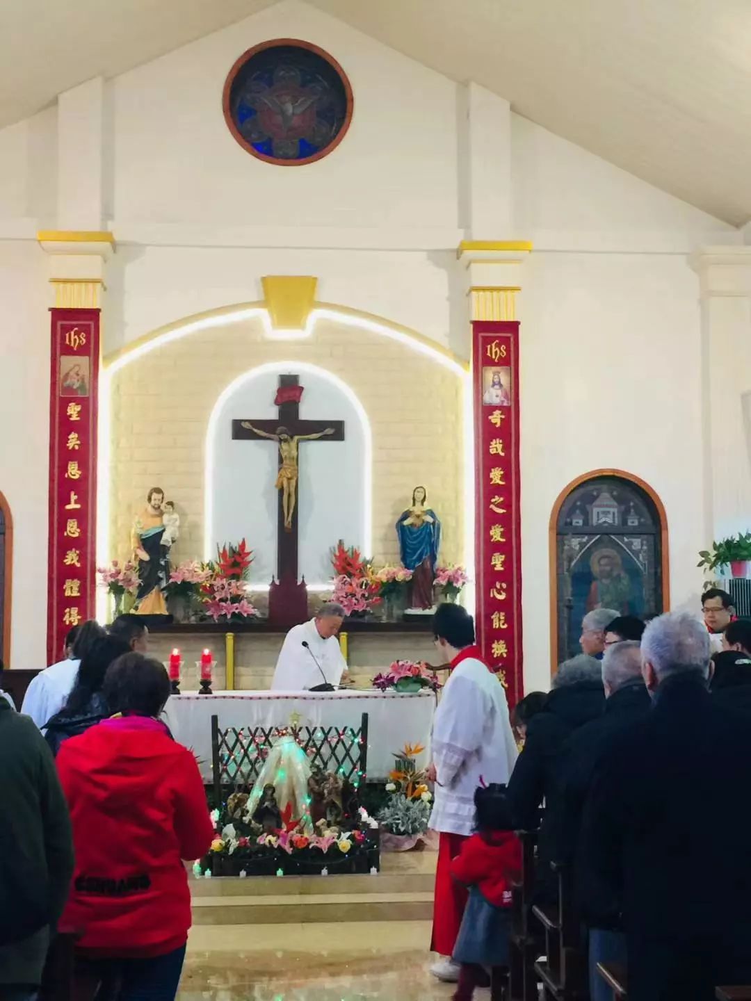 12闸北天主堂大田路德肋撒天主堂神长教友借用君王堂进行圣诞弥撒基督