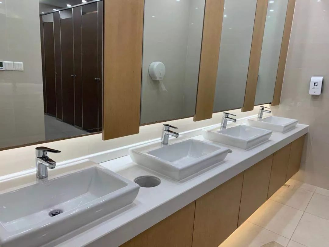 已进入到卫生间就很暖和,甚至有些热.洗手台,地面总体非常整洁干净.