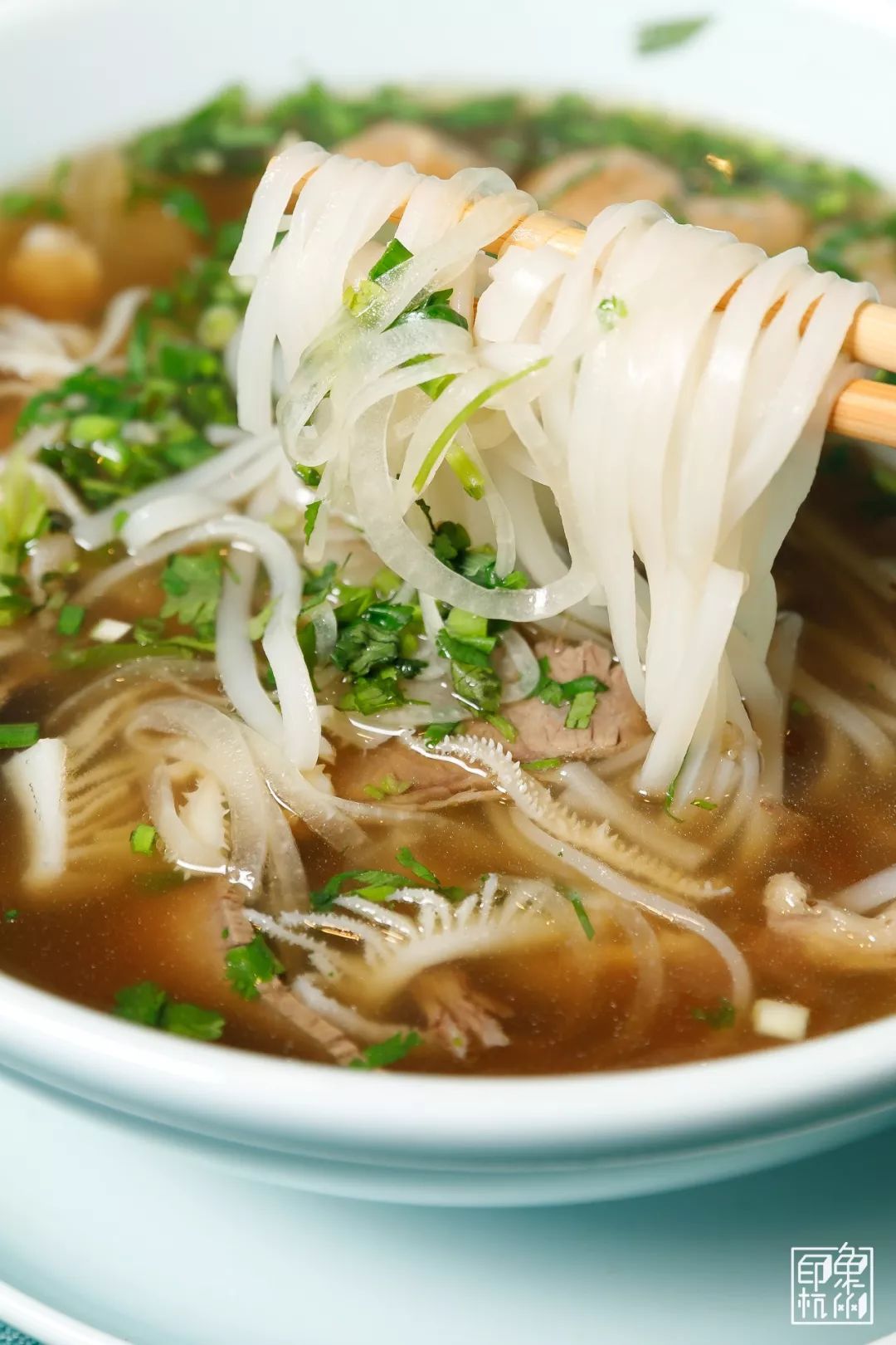 感受原味河粉上来以后就能夹到厚实的肉片用筷子轻轻一夹牛筋,牛百叶