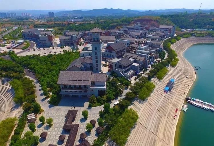 九龙岛,凭栏远眺,两岸碧波万顷,水天一色,恍如置身山水画中一般