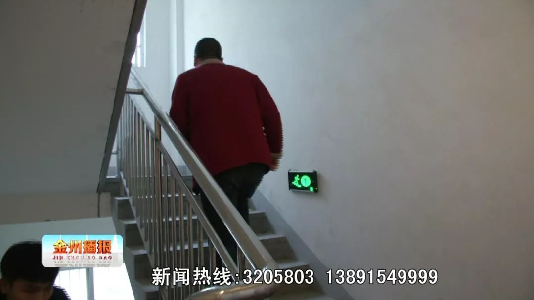 安康一小区高层住宅电梯停运近一个月住户被迫爬楼梯原因竟是