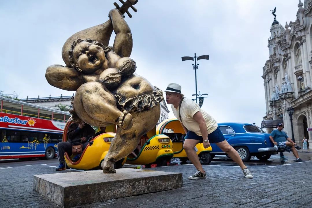 肥女来了许鸿飞雕塑世界巡展古巴站亮相哈瓦那