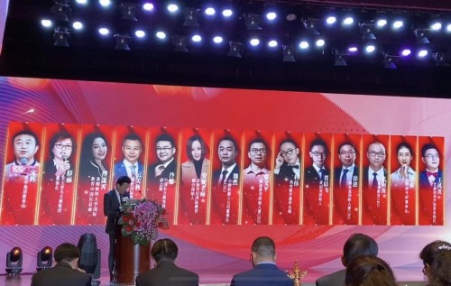 双语者星球贾晨飞荣获2019年中国好教育行业影响力榜样人物