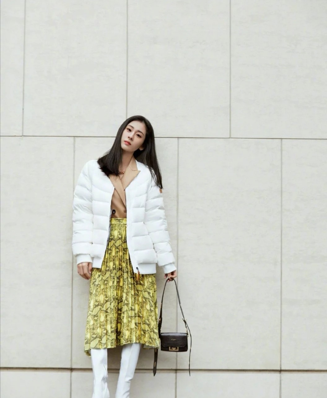 原创张碧晨出新歌,身穿木耳裙戴上螺旋耳饰时尚减龄,真是又美又仙