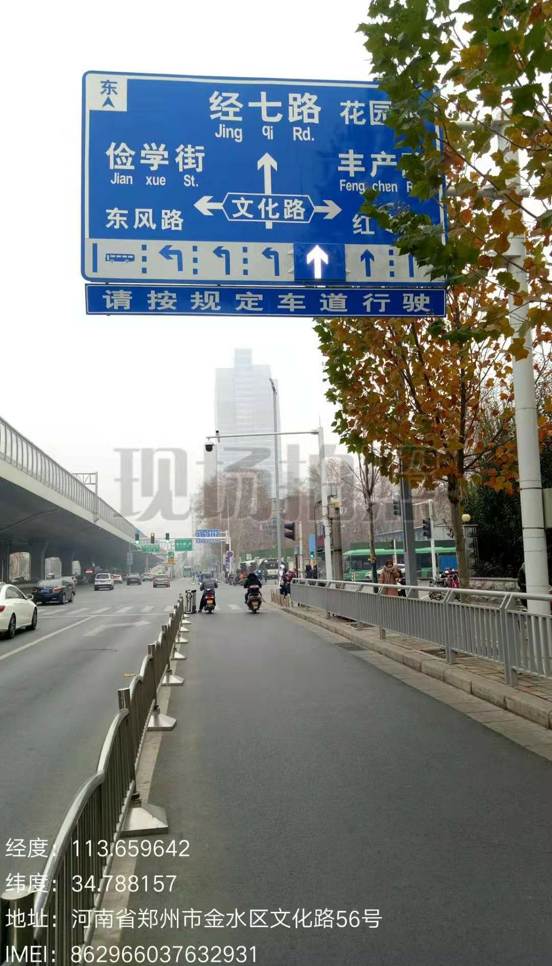 右转",同步调整指路标志上导向箭头及下桥匝道落地点标志牌上的车道