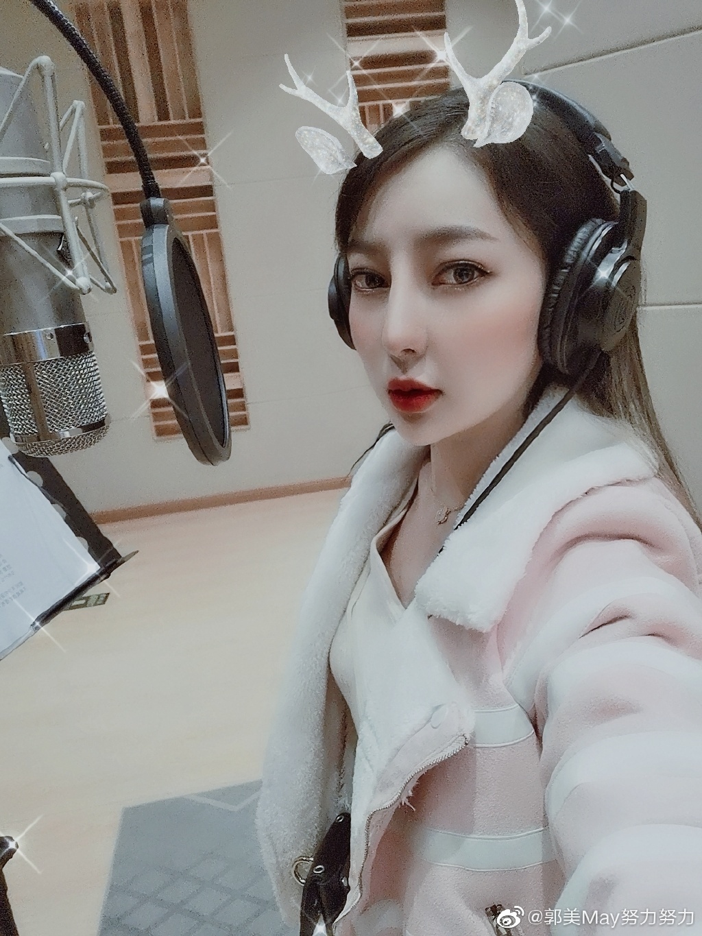 原创郭美美含泪道歉为了复出她晒照圣诞节录歌称独自完成作词谱曲