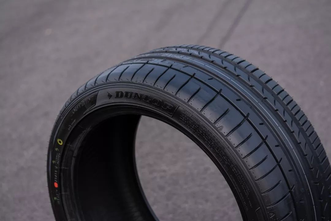 2019中国金轮奖年度最佳豪华轿车轮胎一一邓禄普spsportmaxx050