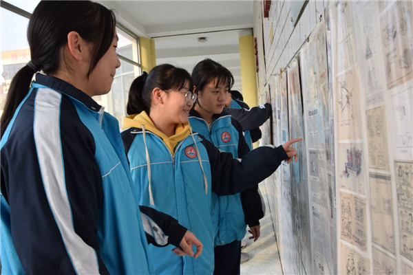 河北雄县第二初级中学举办郭秋合漫画收藏展