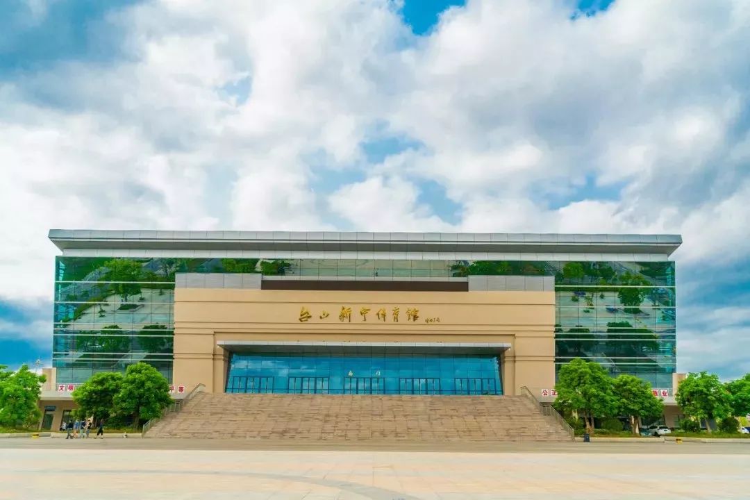 台山新宁体育馆,位于台城南区,建筑面积38000多平方米,体育馆面积也达