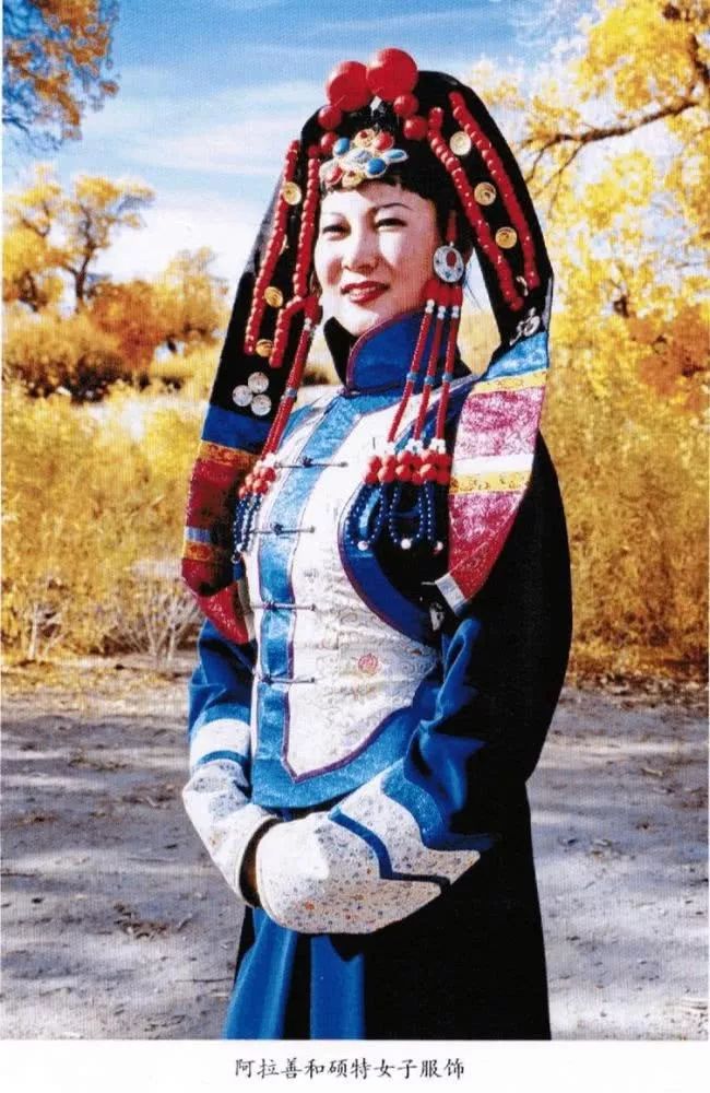 【蒙古文】最炫民族风!阿拉善和硕特妇女头饰就是这么靓