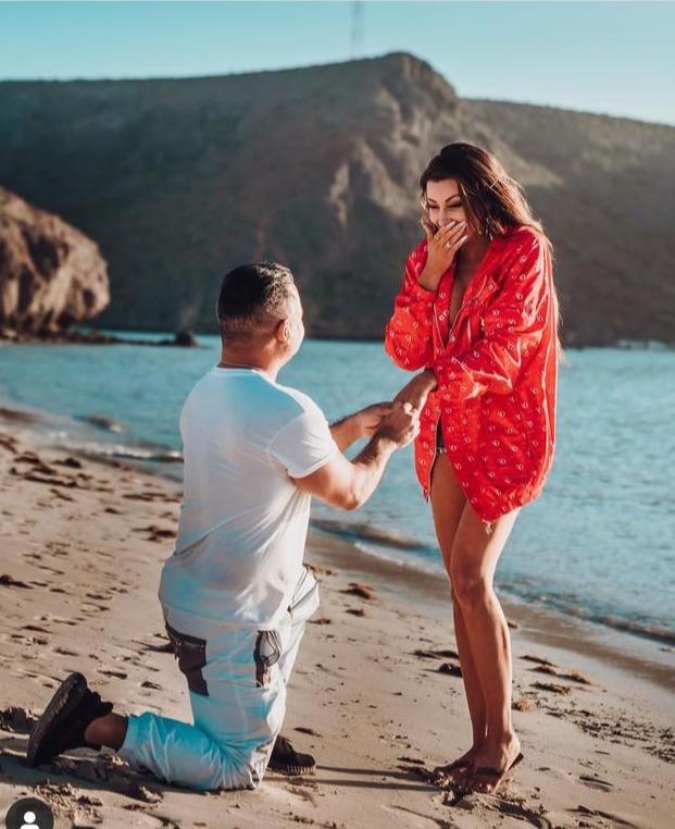 浓眉压到一人詹皇专程过去碰瓷,美女主持疯狂秀恩爱