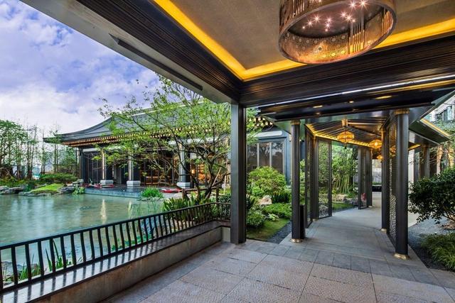 衔接室内与园林的空间过渡,是一条约40米的风雨连廊.