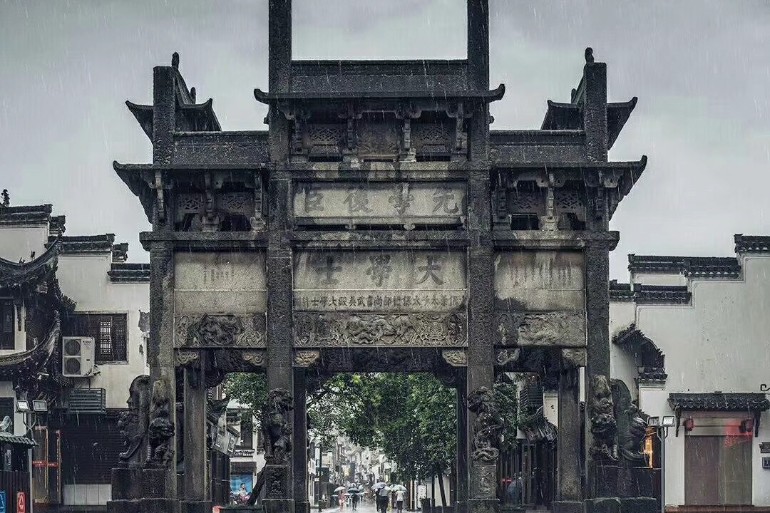徽州古城的许国石坊,想必歙县人都非常的熟悉,俗称"八脚牌坊