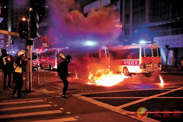 旺角弥敦道,亚皆老街交界,暴徒丢汽油弹击中警车着火 图源:香港文汇报