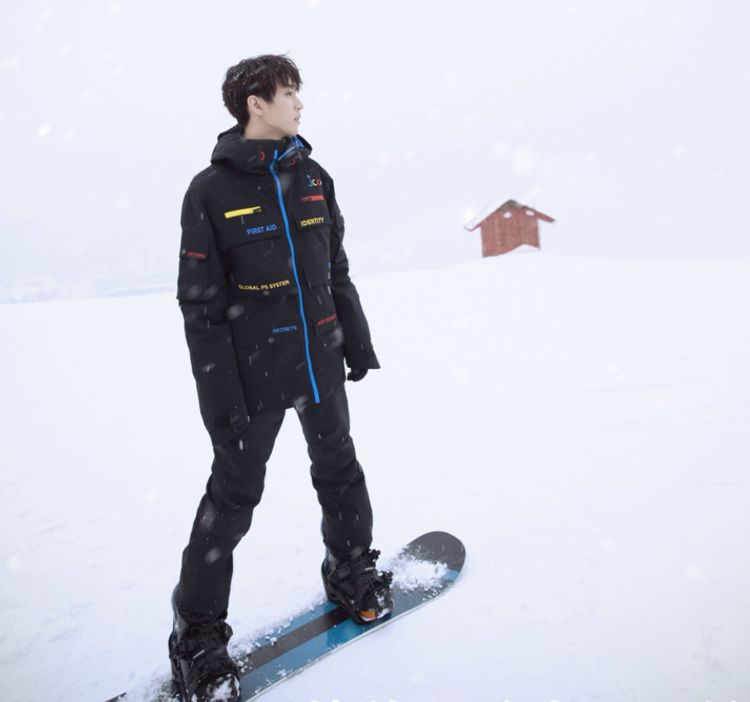 王俊凯的最新冰雪大片曝光,化身雪中少年,尽显温柔无暇!