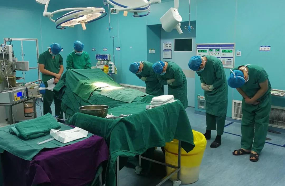 器官者推进手术室时的情景一位年仅24岁的花季女孩因车祸导致"脑死亡"