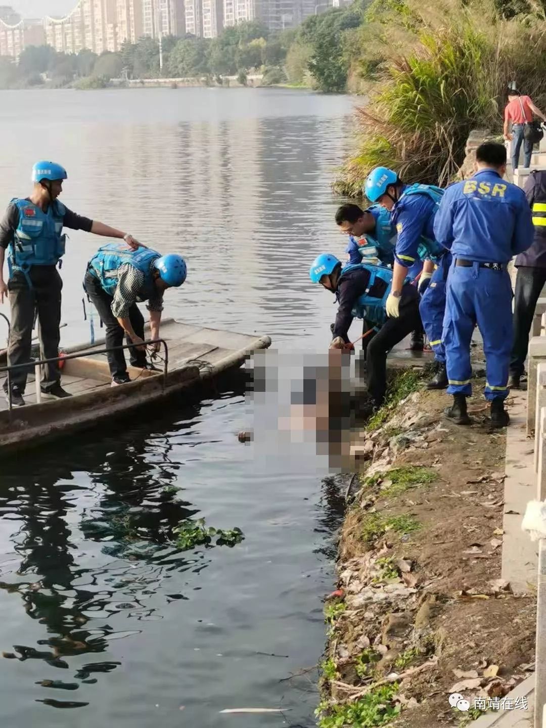 【网友爆料】今天下午,漳州一男子在漳州大桥附近跳江溺亡_落水