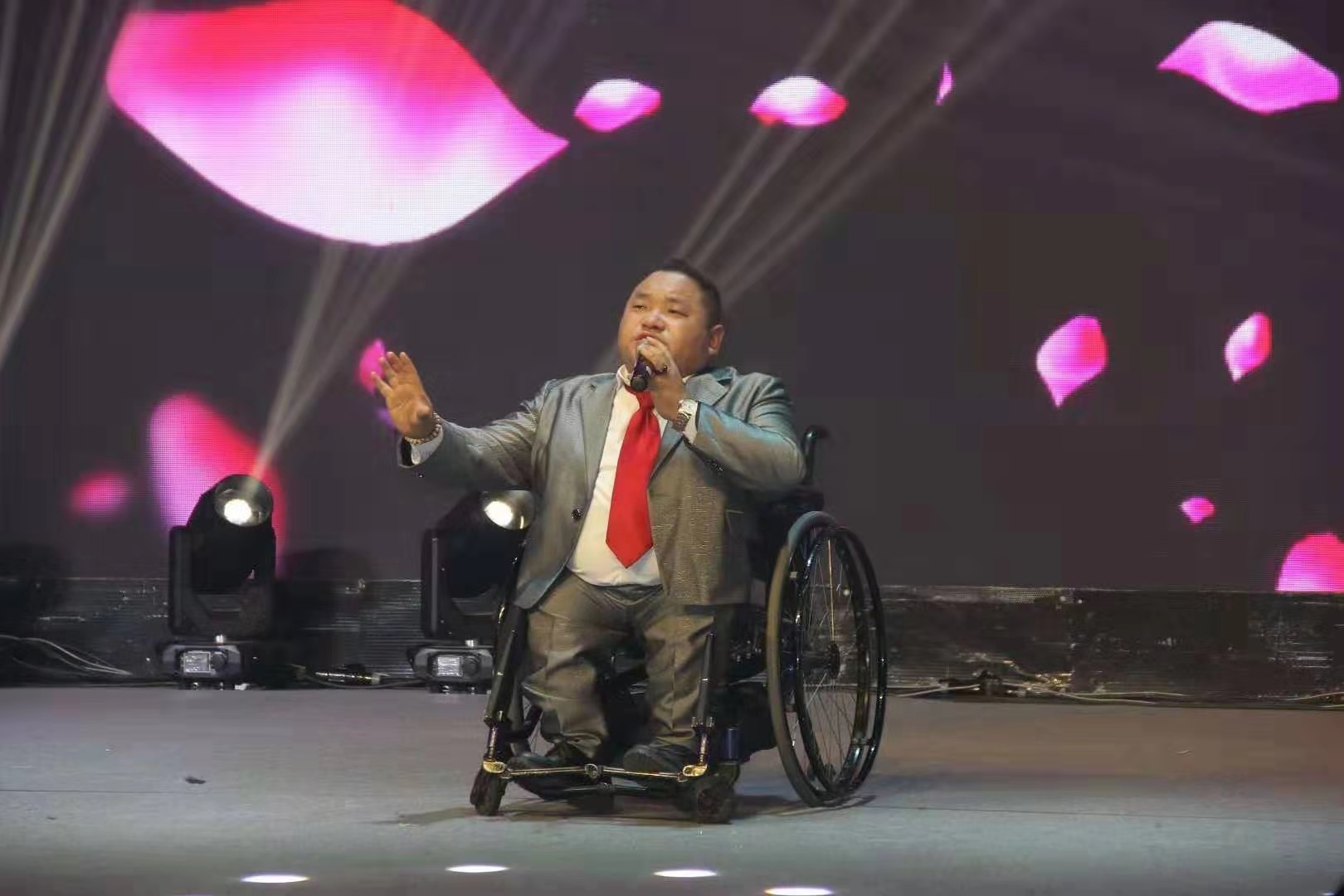 星公益首届春节联欢晚会残疾歌手感动全场