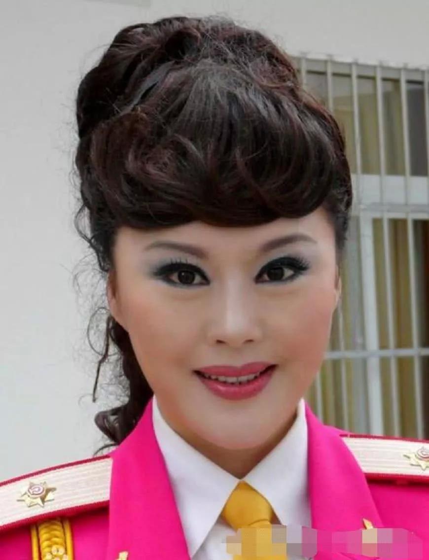 她是大师"单田芳"的女儿,国家一级演员,也是著名艺术家!