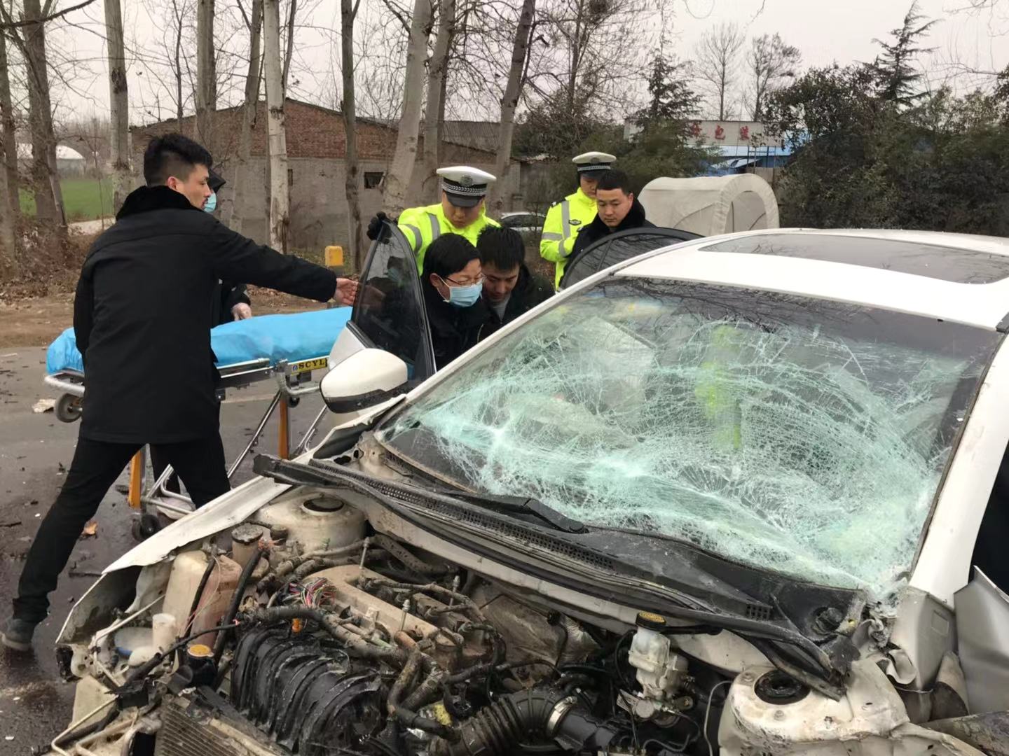 陕西周至法院法院干警路遇车祸出手救援显担当
