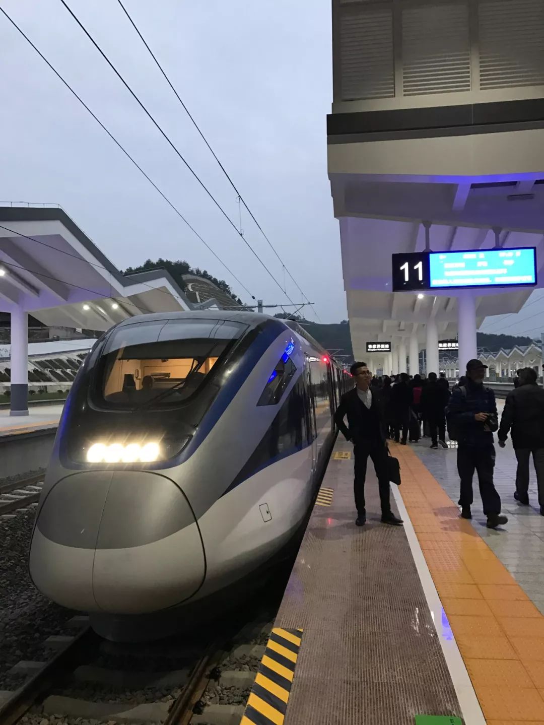 头条流云首趟高铁从张家界向幸福出发