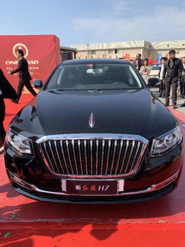 红旗汽车在迪拜成"网红",土豪为它舍豪车,车尾4个大字真争气