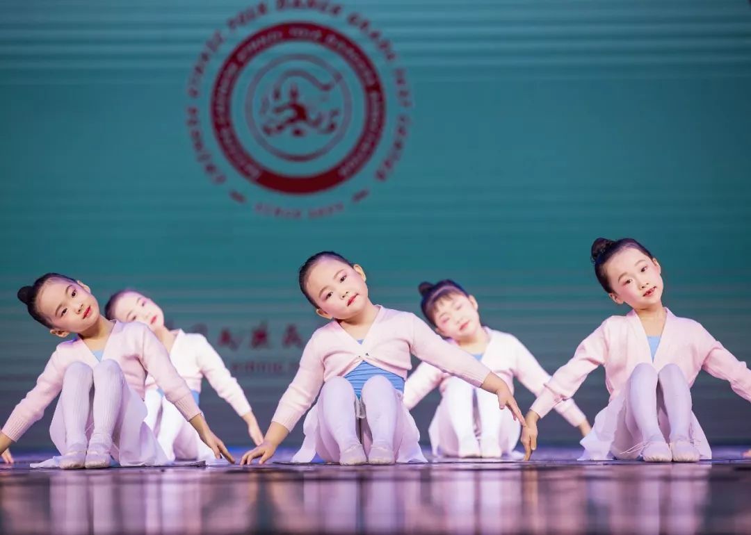 指导教师 罗婵▲二级舞目《捉迷藏》(儿童舞蹈)▲二级舞目《小红扇》