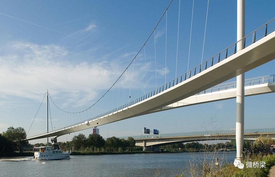 000欧元单平米造价:5,600欧元结构形式:弯曲,单侧悬挂,自锚式悬索桥